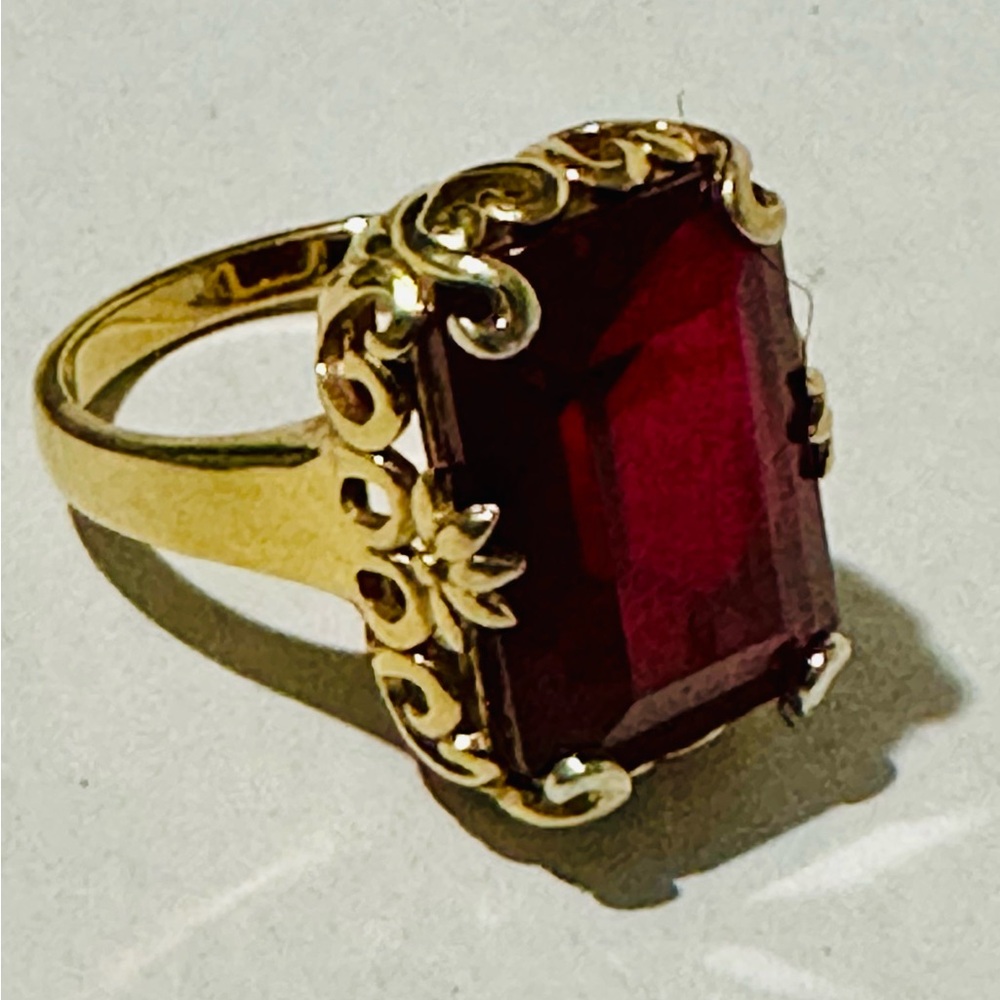 Vintage BBJ 925 Gold Plated Sterling Silver Ring
Size 9
Stone Untested